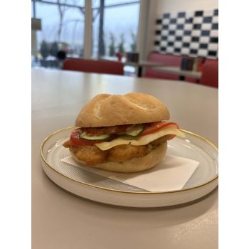 Rántott csirke húsos bécsi szendvics