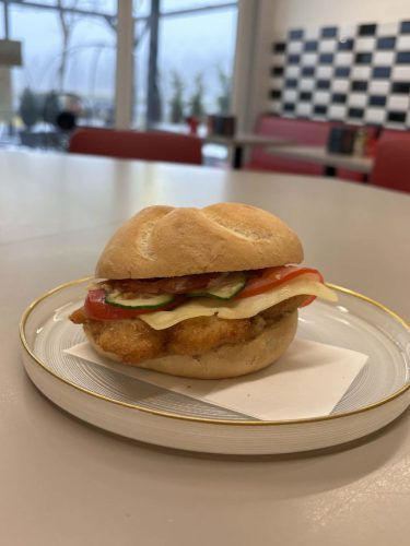 Rántott csirke húsos bécsi szendvics