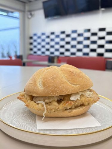 Rántott sertés húsos bécsi szendvics